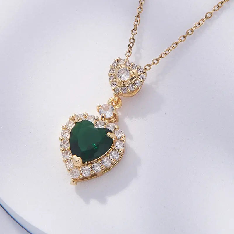 قلادة القلب الزمردي الراقية